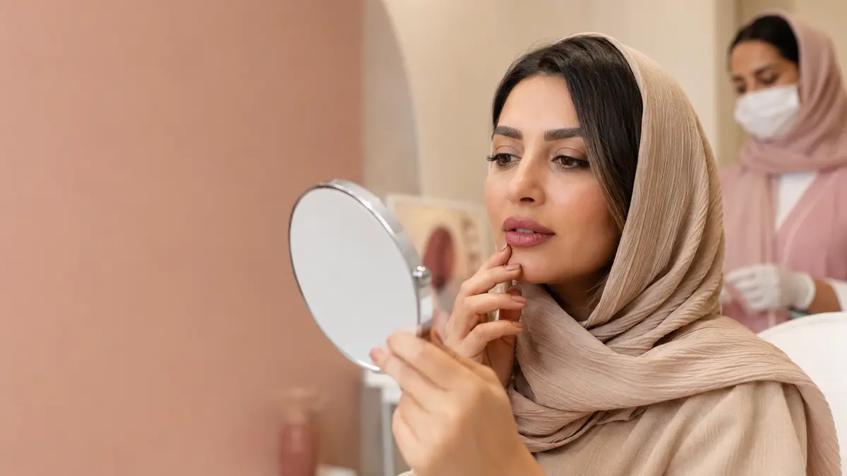 بررسی نتیجه شیدینگ لب در آینه و تصمیم برای اصلاح آن